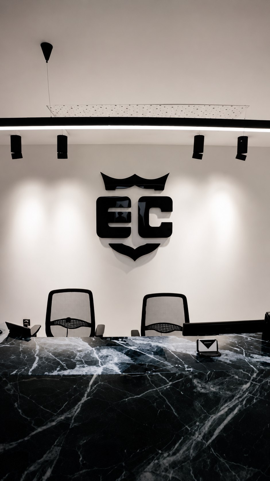 Logo EC au-dessus du bureau d'accueil