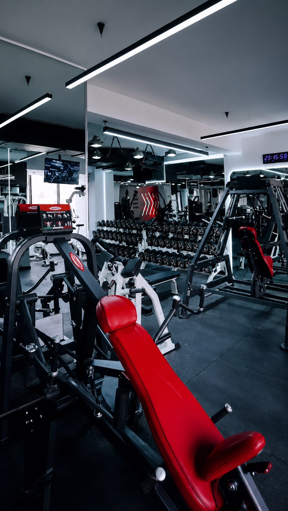 Machine rouge au premier plan dans le plateau musculation